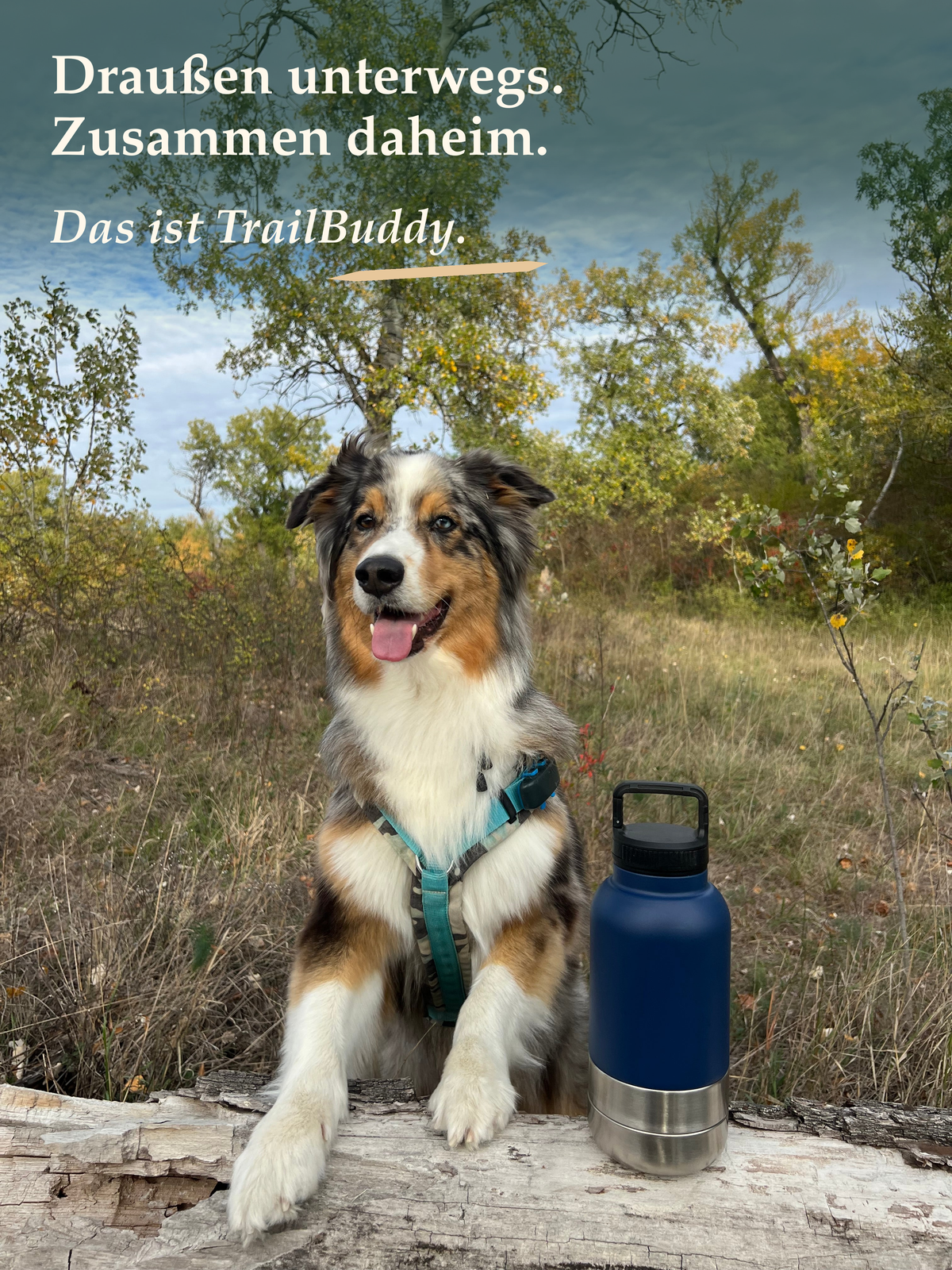 Loui mit TrailBuddy Flasche. Draußen unterwegs. Zusammen daheim. Das ist TrailBuddy.